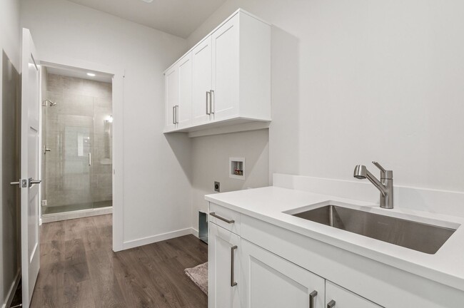 Building Photo - CDA Place Neighborhood- upgraded 3 bed 2 b...