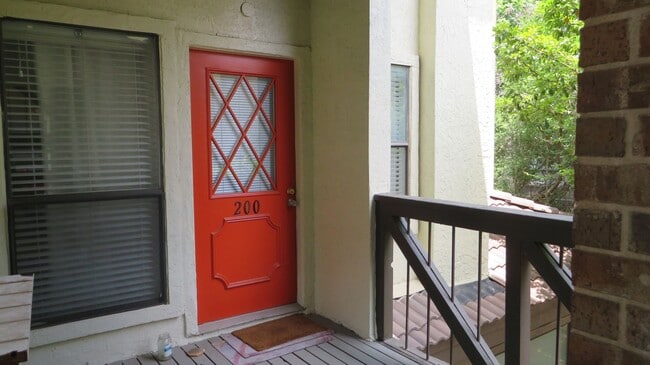 Building Photo - Beautiful 2 bed 1 bath condo 3 blocks from...