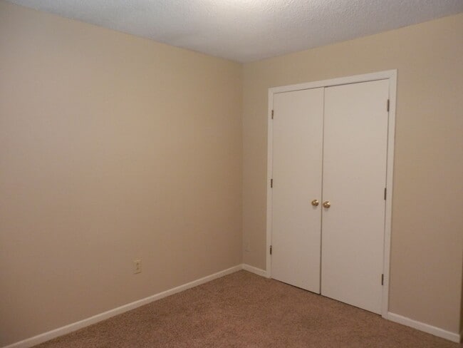 Building Photo - Quality 3 Bedroom 1.5 Bathroom Townhouse