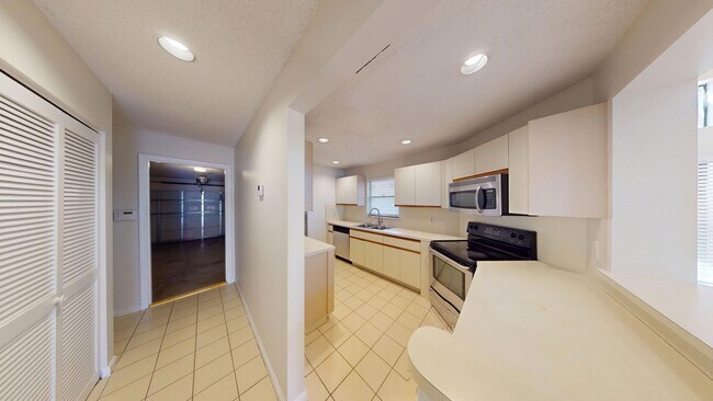 Building Photo - Spacious 3Bed/2.5Bath/Garage Home in Via Verde