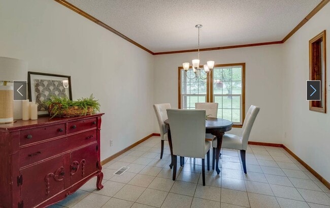 Building Photo - Fairview - 3 bedroom 2 baths - Private living