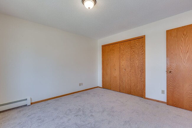 Building Photo - 4bd PLUS OFFICE 2ba 2car garage overlookin...