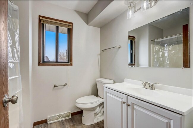 Building Photo - Spacious 3 Bed Duplex | Milwaukee, WI