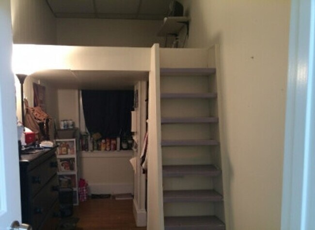 Building Photo - NO FEE - Kenmore 3 BR Apartment - 9/1