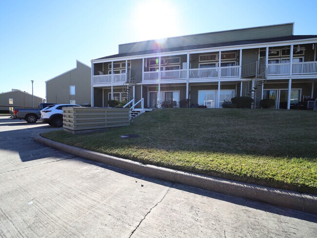 Building Photo - 165 April Point Dr N