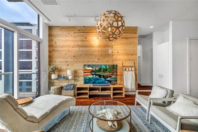 Building Photo - 555 E 5th St