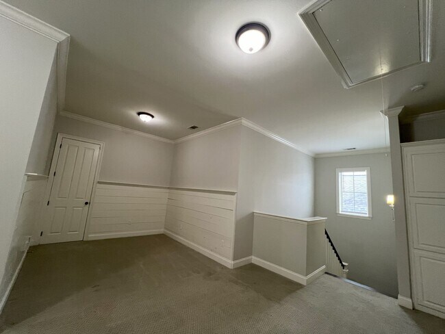 Building Photo - Stunning 4 bedroom, 3 bathroom 2 story hom...