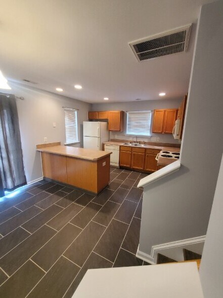 Kitchen - 7802 Averette Field Dr