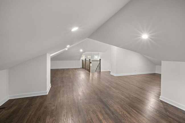 Building Photo - 1025 E 48th St