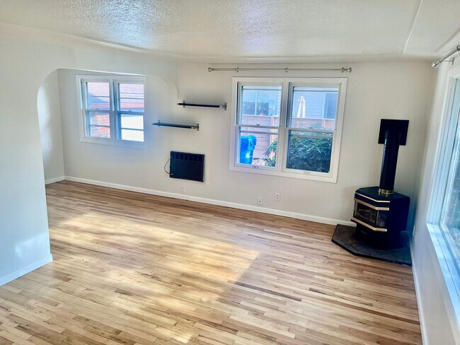 Building Photo - Super Cool Duplex Unit with One Car Garage