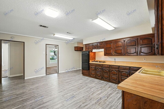 Building Photo - 1605 Maple Dr
