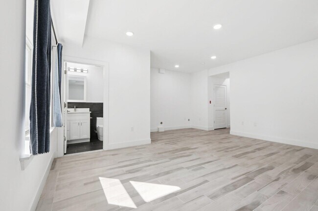 Building Photo - 131 Zabriskie St