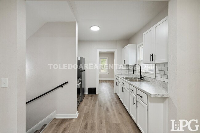 Building Photo - 3606 Revere Dr