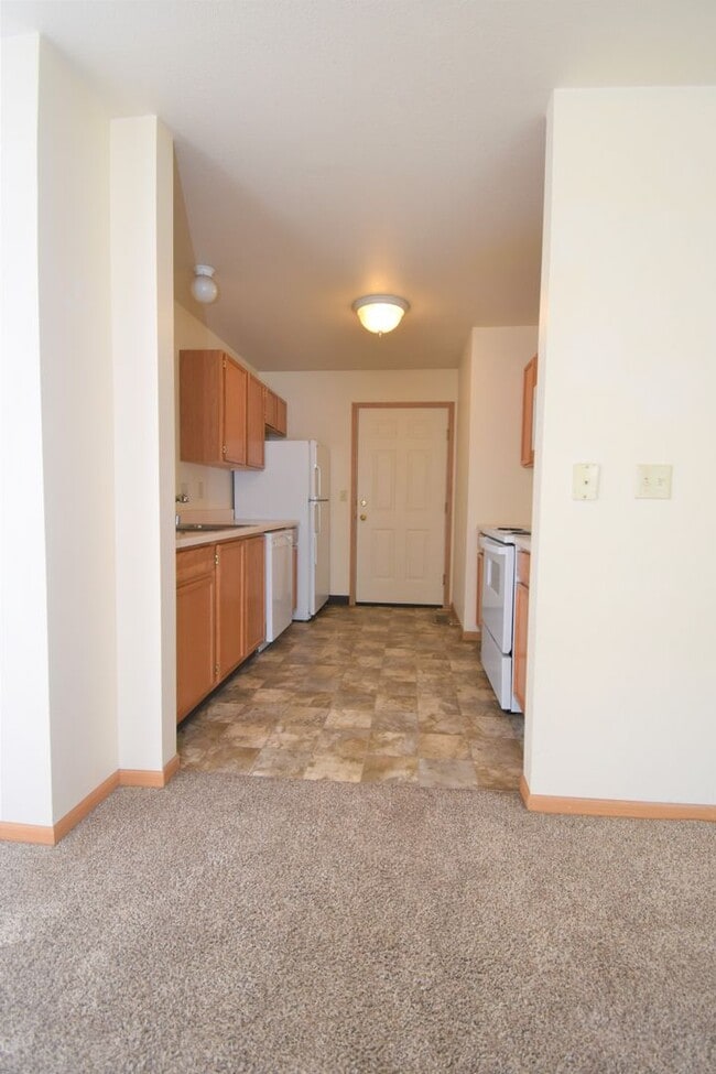 Building Photo - Townhouse style 2bed 1.5bath with attached garage