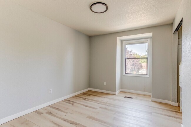 Building Photo - 3-bedroom 2.5-bathroom Home