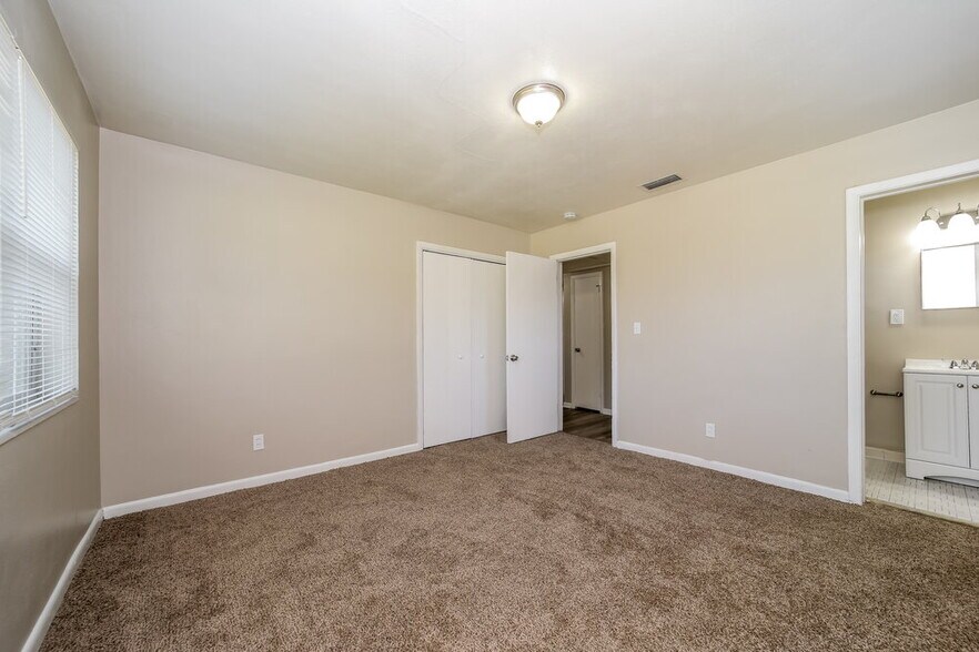 Building Photo - 2919 Holly Point Dr