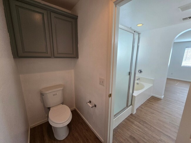 Building Photo - 3 Bedroom Updated Townhouse