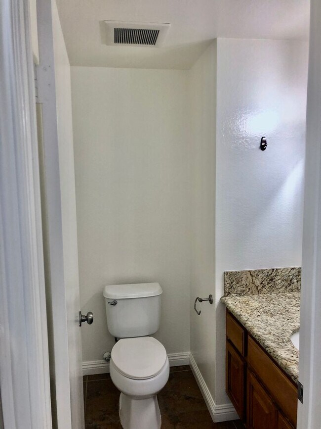 Building Photo - Newly updated 3-bedroom, 2.5-bath Hampton ...