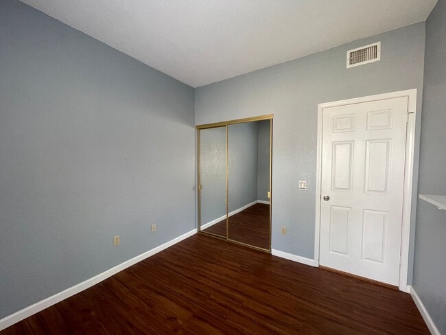 Building Photo - 1951 Devonshire Dr