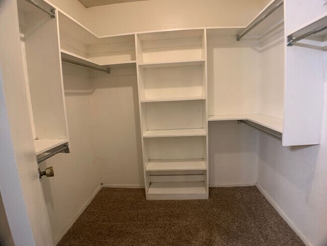 Building Photo - 5 Bedroom Choctaw!