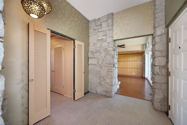 Building Photo - Luxury Living with Stunning 360-Degree Vie...