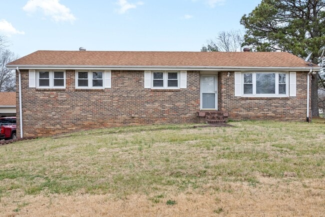 Building Photo - 3 Bedroom Pet Friendly Home For Rent With Finished Basement!