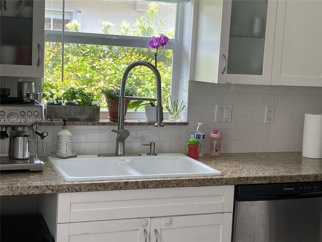 Building Photo - 1420 Baracoa Ave