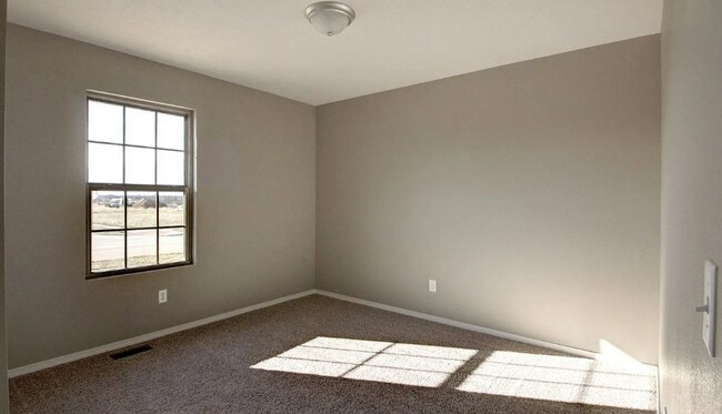 Building Photo - 3 Bedroom Rental in Republic with fenced i...