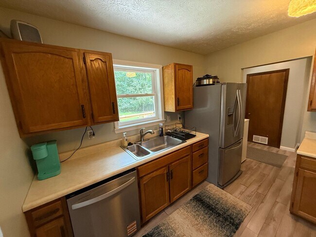 Building Photo - Beautiful 2 Bedroom in Secluded Area