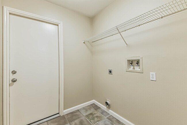 Building Photo - 10926 Waterview Cir