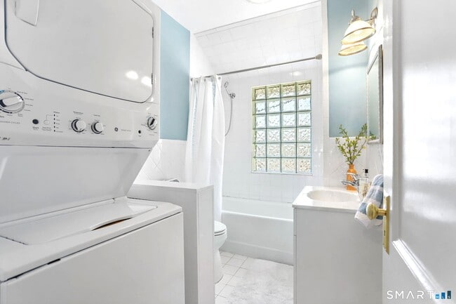 Building Photo - 1872 Bedford St