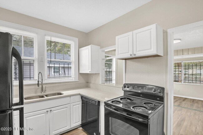 Building Photo - 525 W 18th St