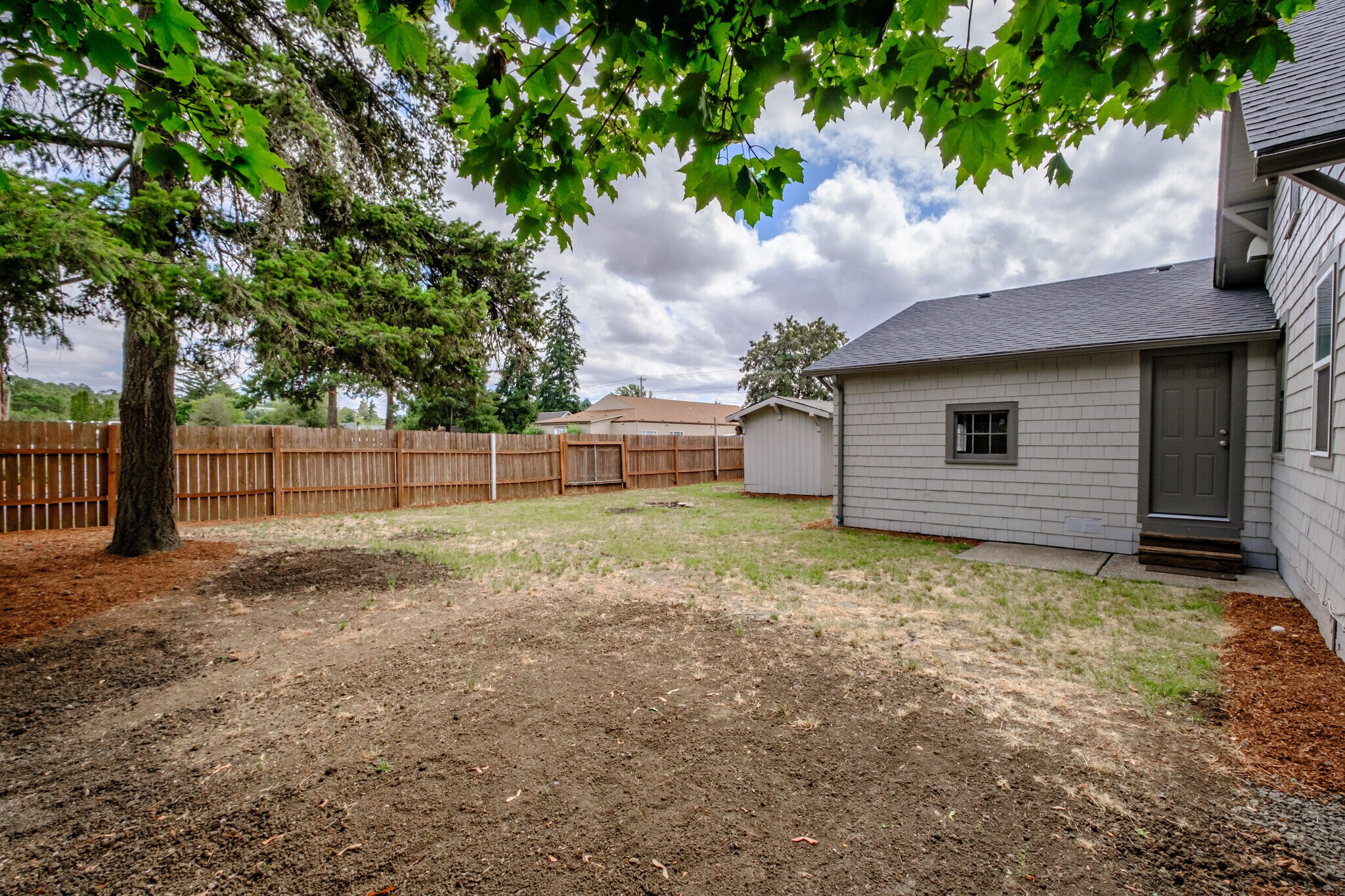 Building Photo - 147 NE Elm St