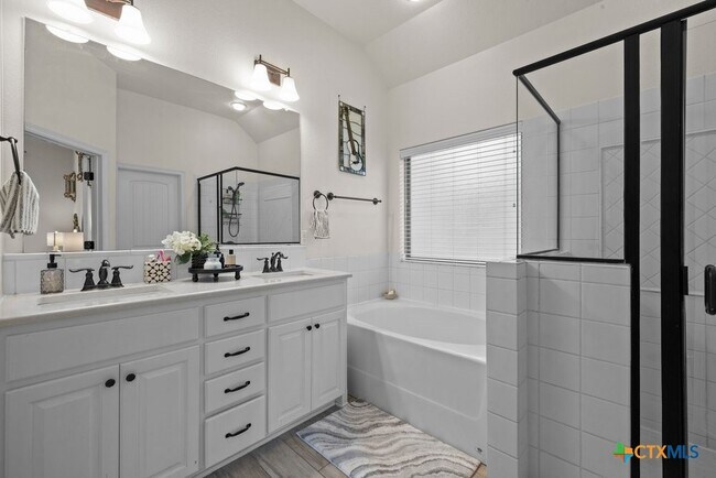 Building Photo - 2402 Twin Ridge Ct
