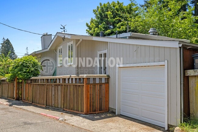 Building Photo - Charming 3 bed/2.5 bath in the heart of do...