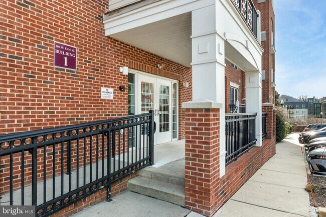 Primary Photo - 200 W Elm St