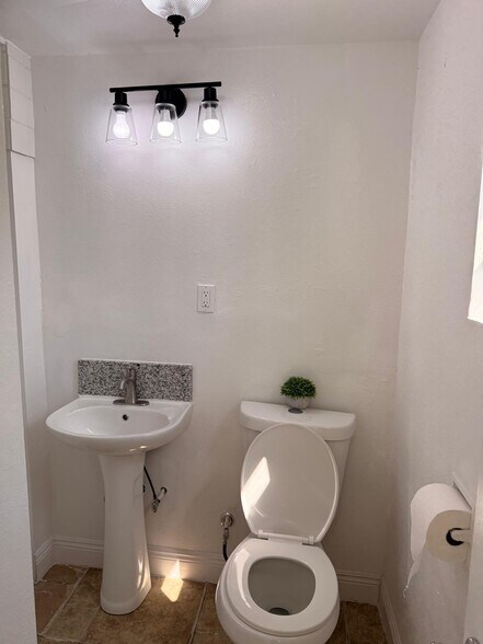 Building Photo - 1716 1/2 Gage St