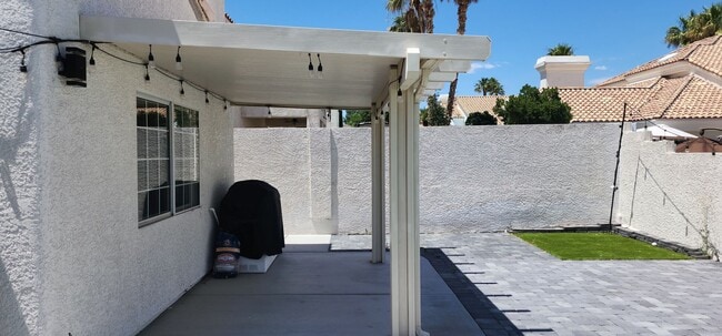 Building Photo - Spacious 4-bedroom Home Available in Desert Shores!