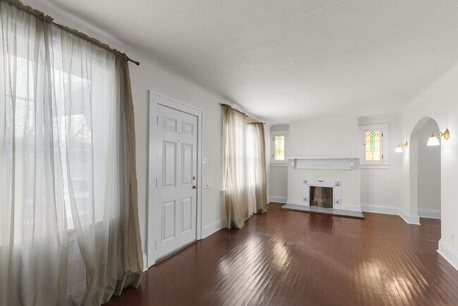 Building Photo - "Charming Brentwood house 2 bedrooms 1 Bathoom, Prime Location!"