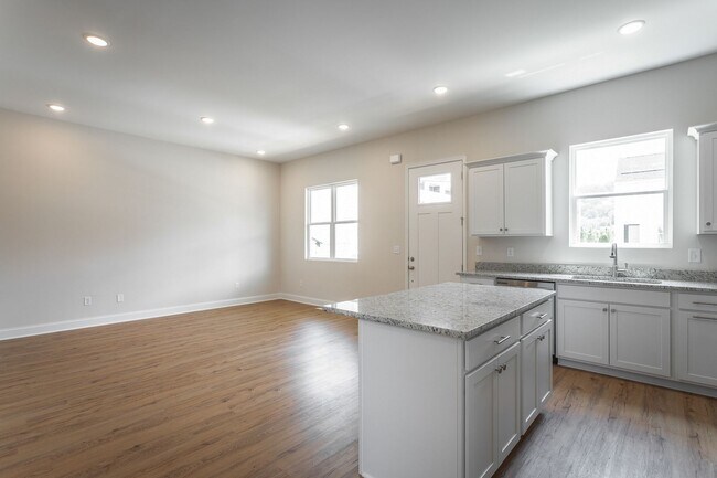 Building Photo - 2017 S Lyerly St