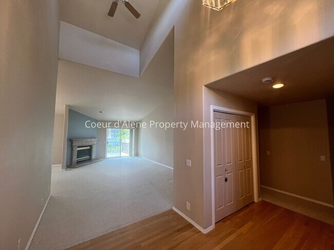Building Photo - 2 bed, 2 bath townhouse near Avondale Golf Course!