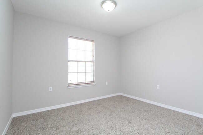 Building Photo - Northeast Pensacola 3/2 with Garage, Sunro...