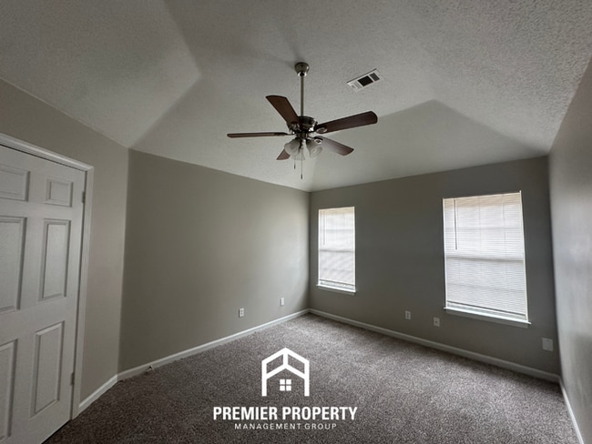 Building Photo - Modern Cordova Cove Living | 3BR/2BA with High Ceilings, Stone Fireplace & Garage