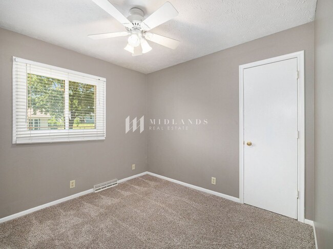 Building Photo - Millard 3 Bed / 2 Bath Split Entry