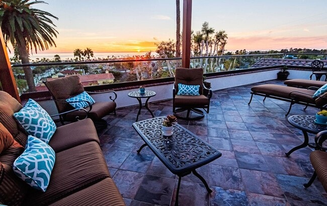Building Photo - Prestigious Ocean View Retreat – Fully Rem...