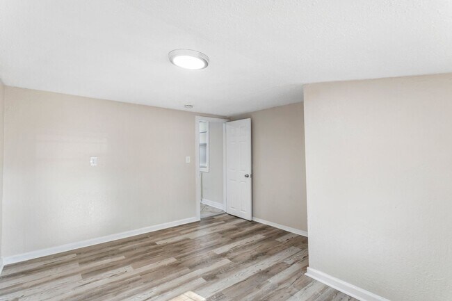 Building Photo - 3bdrm/1bath Home with large fenced yard  ** Section 8 OK ** $1,695.00