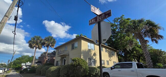 Building Photo - 1302 McDuff Ave S