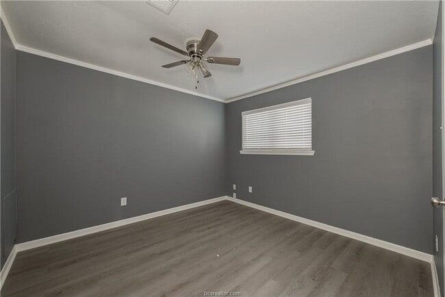 Building Photo - Bryan - 3 Bedroom / 1.5 bathroom / Carport / Back Yard, 2 Story unit.