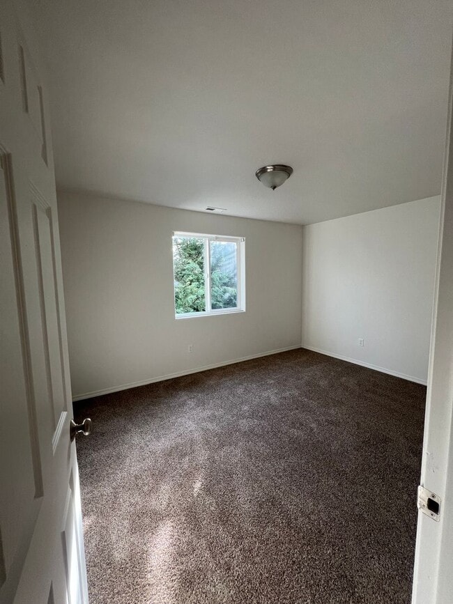 Building Photo - 3-bedroom 2-1/2 bathroom home in Eugene