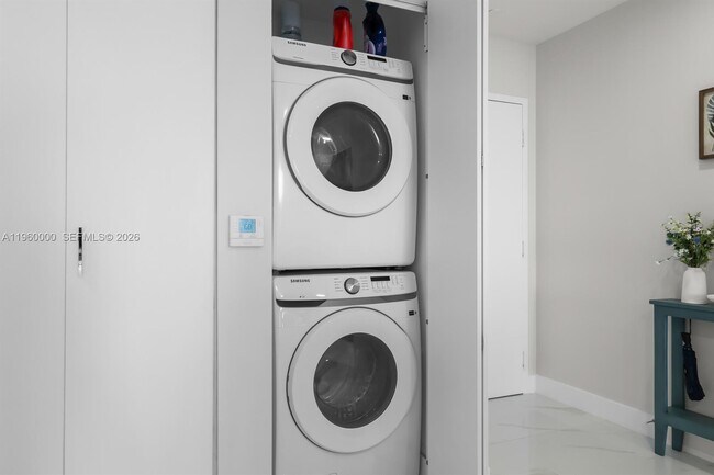 Building Photo - 700 NE 24th St